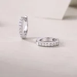 Pendientes de aro pequeños de plata con diamantes clásicos para mujer