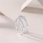 Anillo cruzado de plata de ley con moissanita