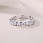 Anillo con engaste en barra y corte redondo en banda de plata de ley