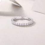 Anillo de eternidad de plata de ley con diamantes