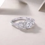 Anillo de compromiso de tres diamantes en plata de ley