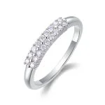 Anillo Half Eternity de doble fila con moissanita