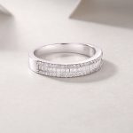 Anillo de moissanita con corte esmeralda en plata de ley