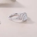 Anillo de compromiso con diamantes y halo esmeralda