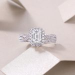 Anillo de compromiso con halo y corte esmeralda en plata de ley