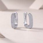 Pendientes de aro con bisagra cuadrados de moissanita