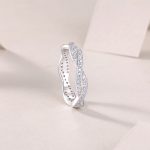 Anillo de eternidad con diamantes en forma de pequeño giro en plata de ley