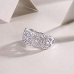 Alianza de boda con diamantes florales en plata de ley