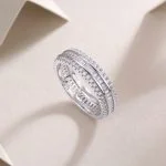Anillo de plata de ley 925 con diamantes talla baguette y redondos.