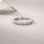 Anillo de aniversario de plata con 11 piedras de moissanita