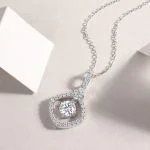 Collar con colgante cuadrado en plata de ley para mujer