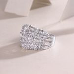 Anillo de media eternidad con tres filas de diamantes en plata de ley
