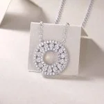 Collar con colgante de círculo de plata de ley con diamantes