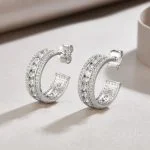 Pendientes de aro tipo huggie con tres filas de diamantes