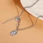 Collana vintage thailandese con perline d'argento e ciondolo a forma di testa di regina.