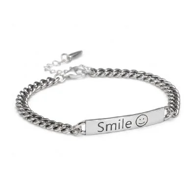 Colgante creativo con forma de carita sonriente en una cadena cubana vintage de plata 925, estilo urbano único.