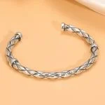 Brazalete abierto con diseño retorcido en plata de ley 925