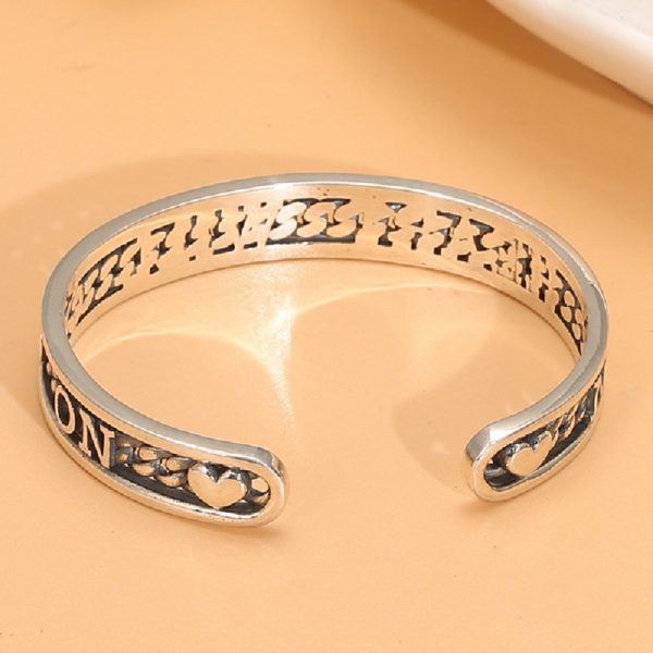 Sterling silver bangle bracelet, details of the underlying chain carving