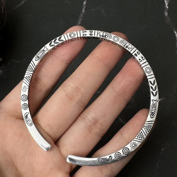 Silver Bangles bracelet, top view of the silver bangle, inner diameter of the bracelet when closed is 6cm (2.36 inches).