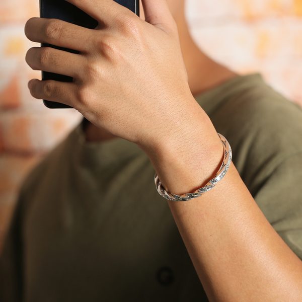 A man wear the silver bangles bracelets, very nice