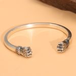 Pulsera tipo brazalete de plata de ley con diseño de puño