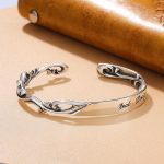 Pulsera tipo brazalete de plata de ley con diseño floral