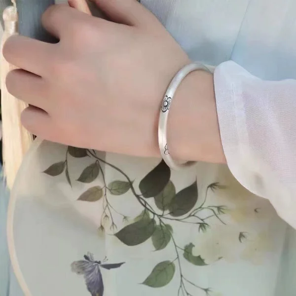 925 Sterling Silver Bangles of Carved Flowers wear