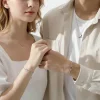 Vista de regalo romántico: Pareja luciendo joyas de plata de Prince y Rose.