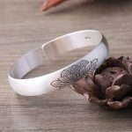Bracelet en argent sterling gravé d'une fleur de lotus