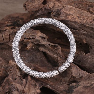 Engraving Lucky Cloud Sterling Silver Bangle for men, made of 999 sterling silver, the bracelet is engraved with lucky clouds and is made of pure silver rod.