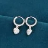 Brincos pendentes em forma de coração com diamantes em prata de lei