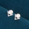 Pendientes de botón en forma de V con perlas y plata