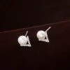 Pendientes de botón en forma de V con perlas y plata