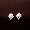 Pendientes de botón en forma de V con perlas y plata