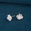 Pendientes de botón con forma de corazón plateado, diamantes y trébol de cuatro hojas.