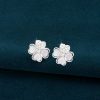 Pendientes de botón con forma de corazón plateado, diamantes y trébol de cuatro hojas.