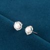 Pendientes de botón con flor de rosa plateada y perla