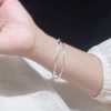 Pulsera rígida de plata Mobius para mujer (imagen)