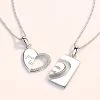 Detalle del collar de pareja de plata con corazones entrelazados