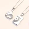 Collar de pareja de plata con corazones entrelazados a la izquierda
