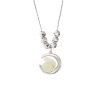 Primer plano del collar de plata esterlina con un colgante de conejito y luna de jade blanco tallado sobre un fondo verde texturizado.