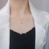 Mujer luciendo el collar "Lunar Grace" con forma de conejo y luna en tono dorado, una elegante idea de regalo de Pascua.
