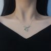 Mujer luciendo el collar "Lunar Grace" de conejo y luna en tonos blancos, una elegante idea de regalo de Pascua.