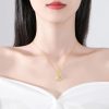 Mujer luciendo el colgante "Lunar Grace" de ágata blanca con forma de conejo y luna, chapado en oro de 18 quilates.