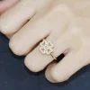 Primer plano de una mujer luciendo el anillo giratorio de plata con forma de trébol, que muestra su elegante ajuste y el brillante detalle de moissanita.