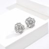 Vista detallada del sello S925 en un anillo de plata con forma de flor giratoria para mujer.