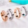 Anillos de pareja giratorios de plata de ley en oro y plata, con piedras de moissanita.