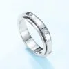Anillo giratorio de moissanita plateada, un conjunto para él, fotografía de primer plano sobre fondo blanco.