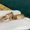 Anillos giratorios de plata de ley chapados en oro para parejas, vista detallada de los engastes de moissanita.