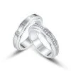 Elegantes anillos de pareja de plata con moissanita, que destacan por su diseño de banda giratoria.